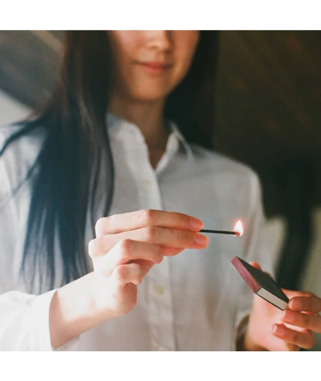Un bâton d'encens hibi qu'on allume