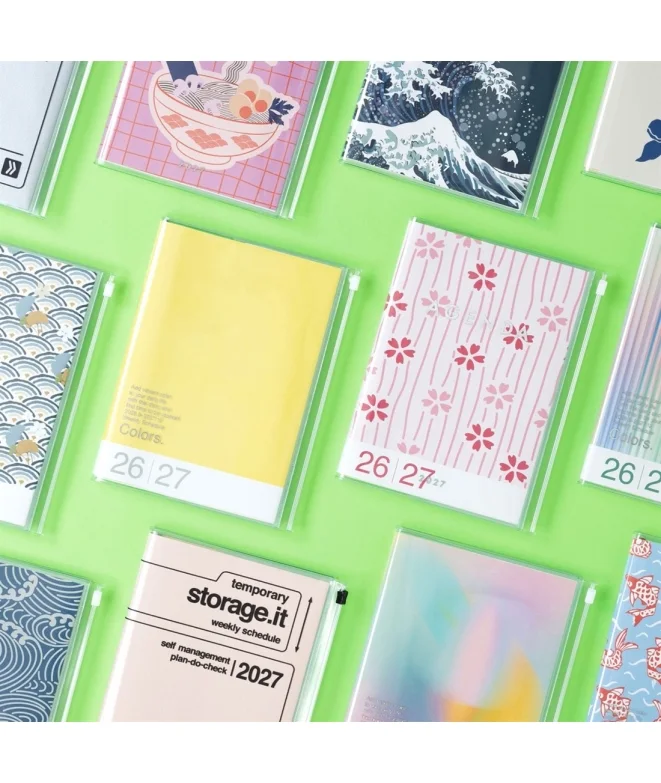 Les agendas 2027 Mark’s posés sur un fond vert