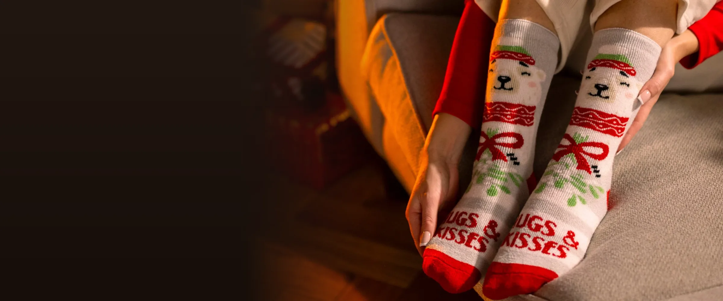 Chaussettes de Noël « Câlins et bisous » portées au coin du feu